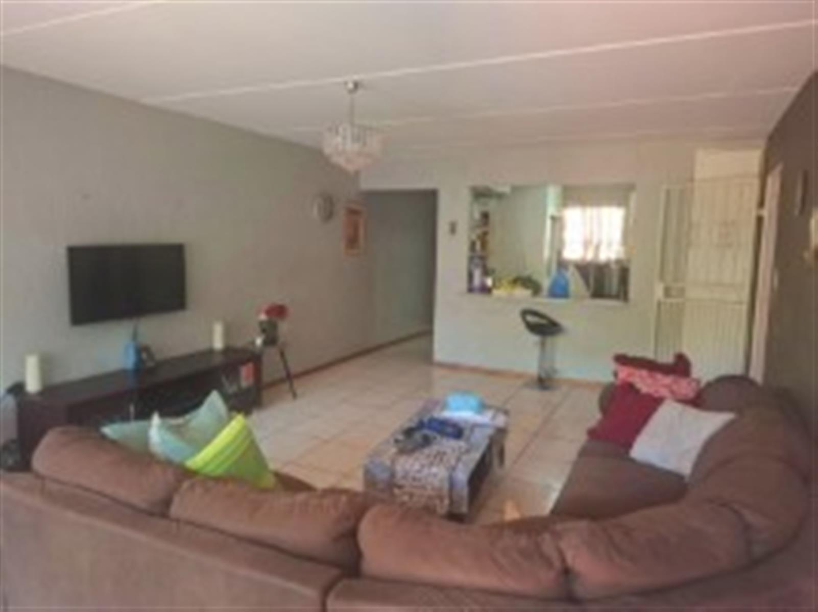 Ground Floor 2 Bedroom Apartment with Garden