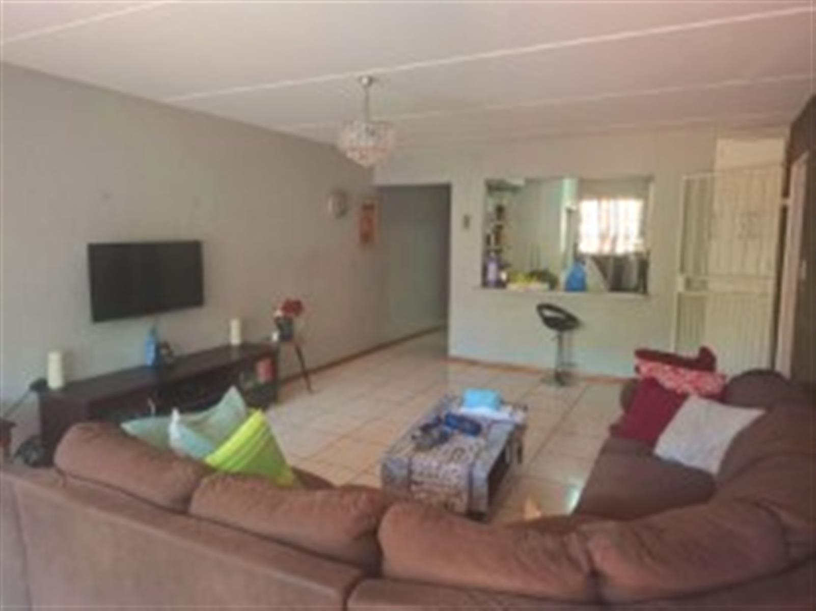Ground Floor 2 Bedroom Apartment with Garden