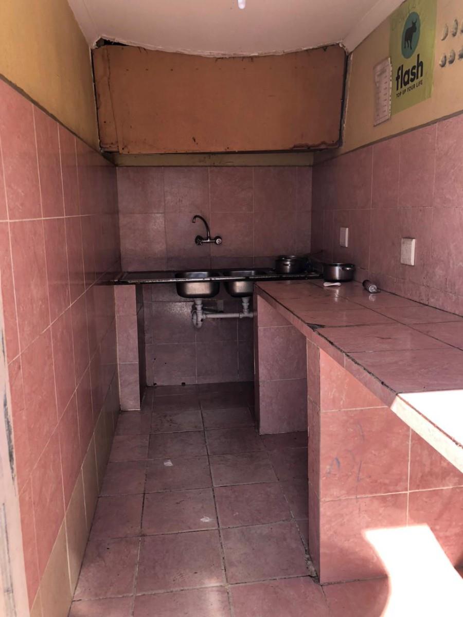3 bed house with 7 room separate flat in Brooklyn in Milnerton