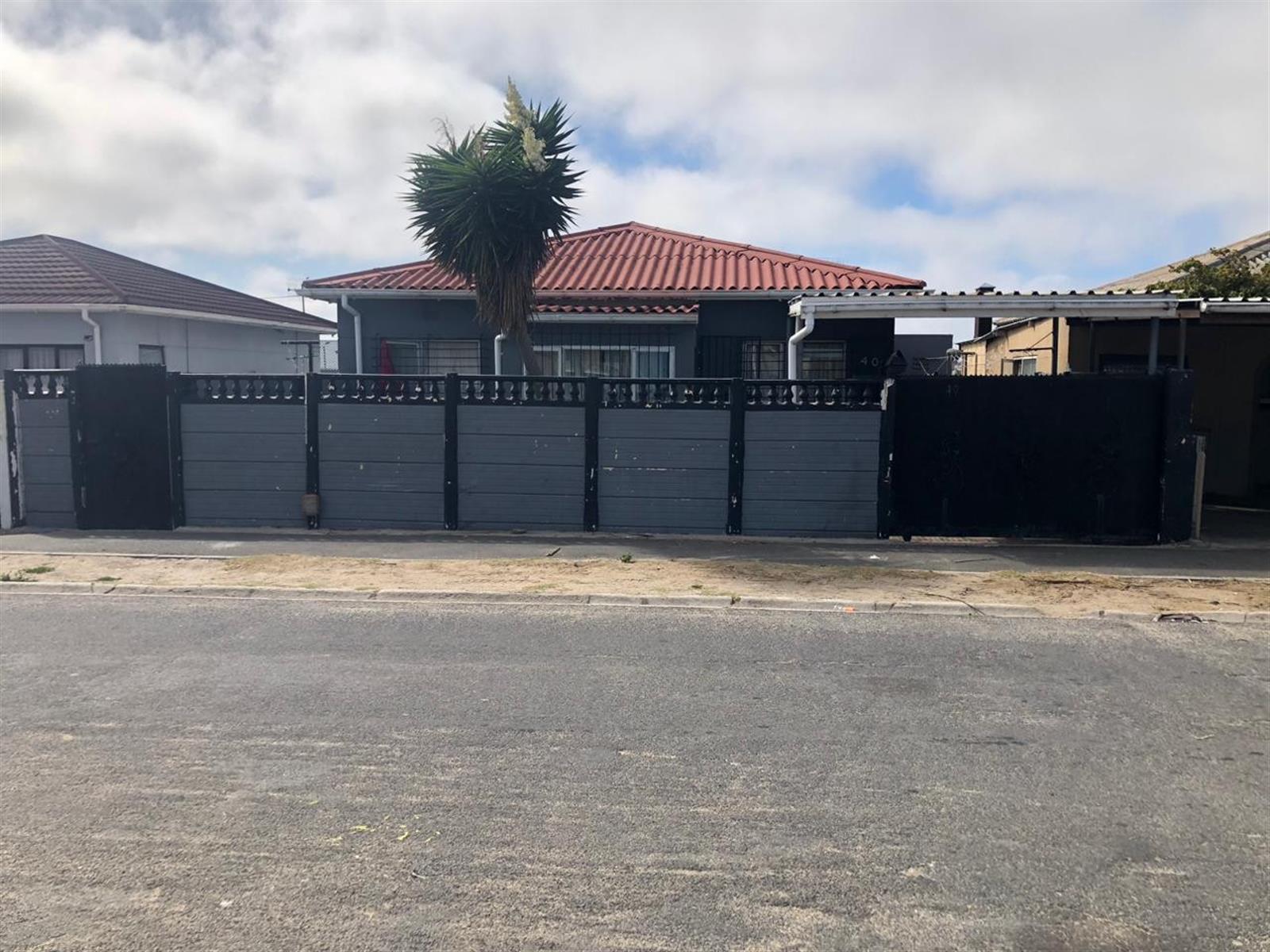 3 bed house with 7 room separate flat in Brooklyn in Milnerton