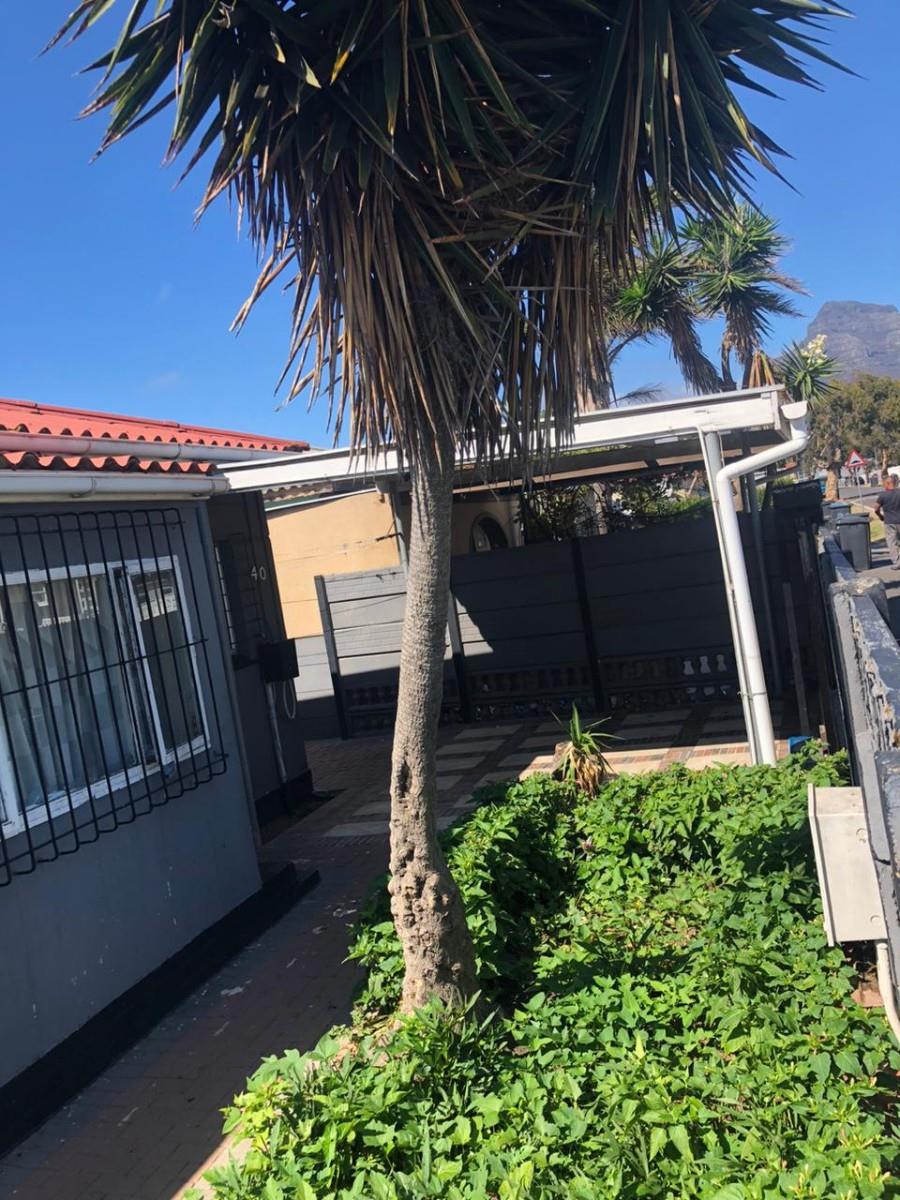 3 bed house with 7 room separate flat in Brooklyn in Milnerton