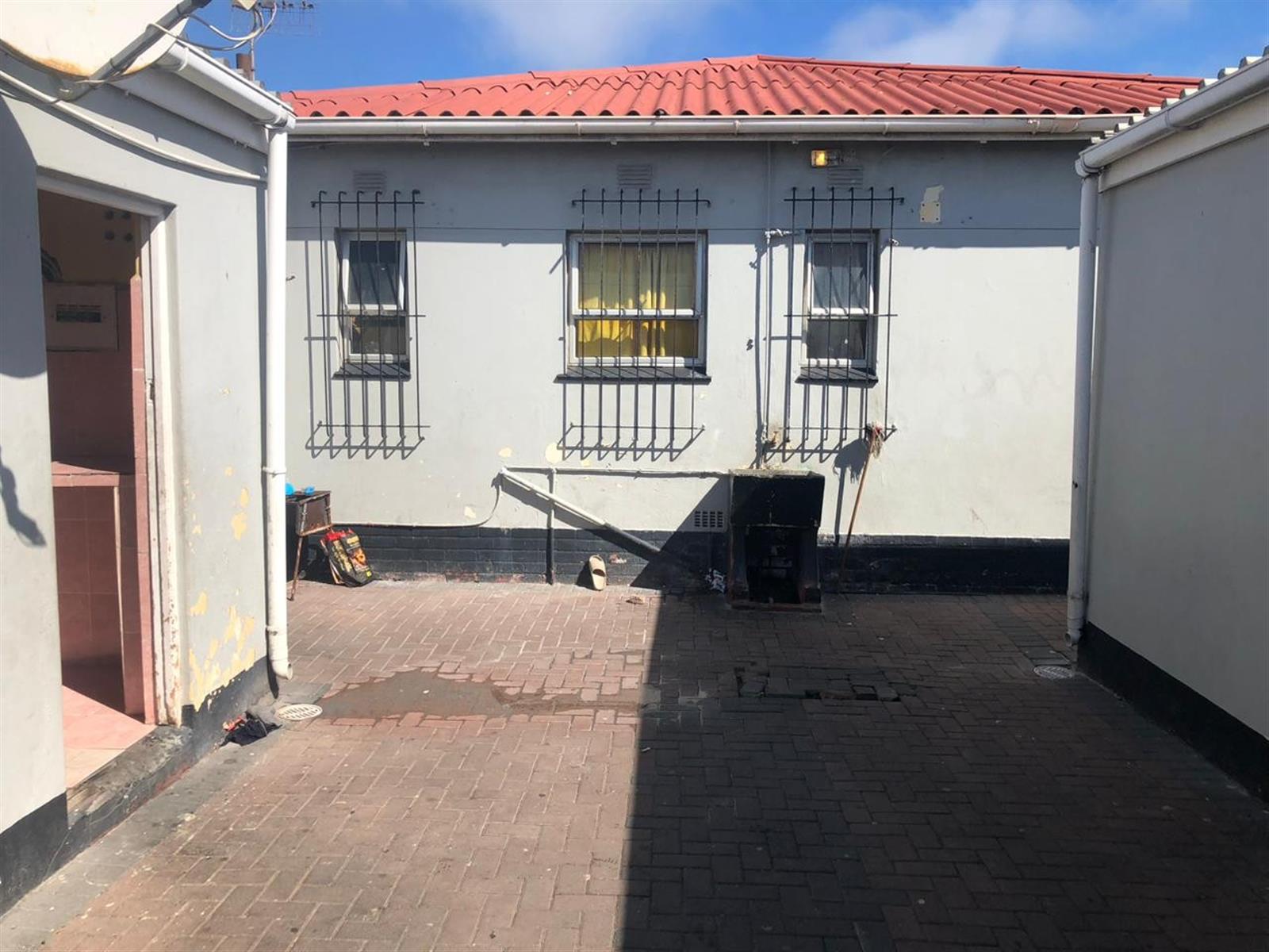 3 bed house with 7 room separate flat in Brooklyn in Milnerton