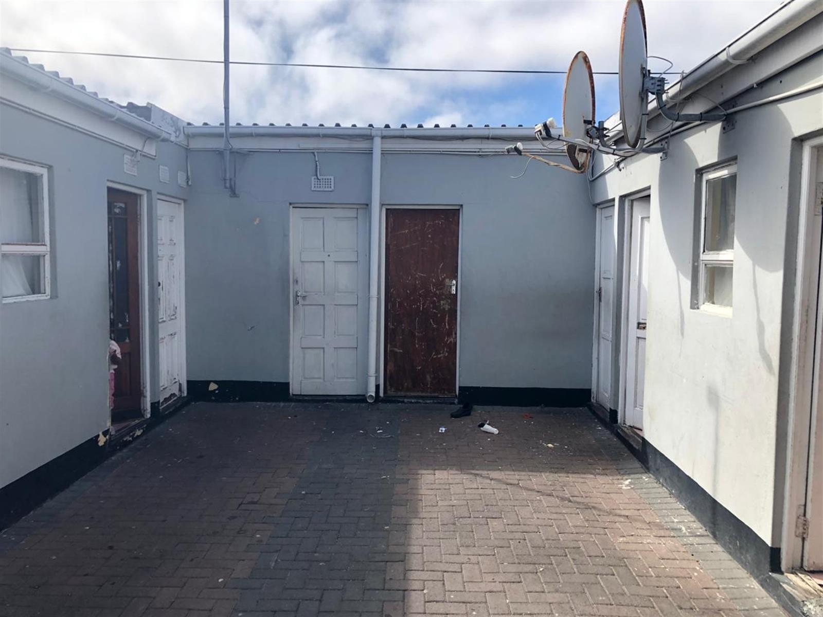 3 bed house with 7 room separate flat in Brooklyn in Milnerton