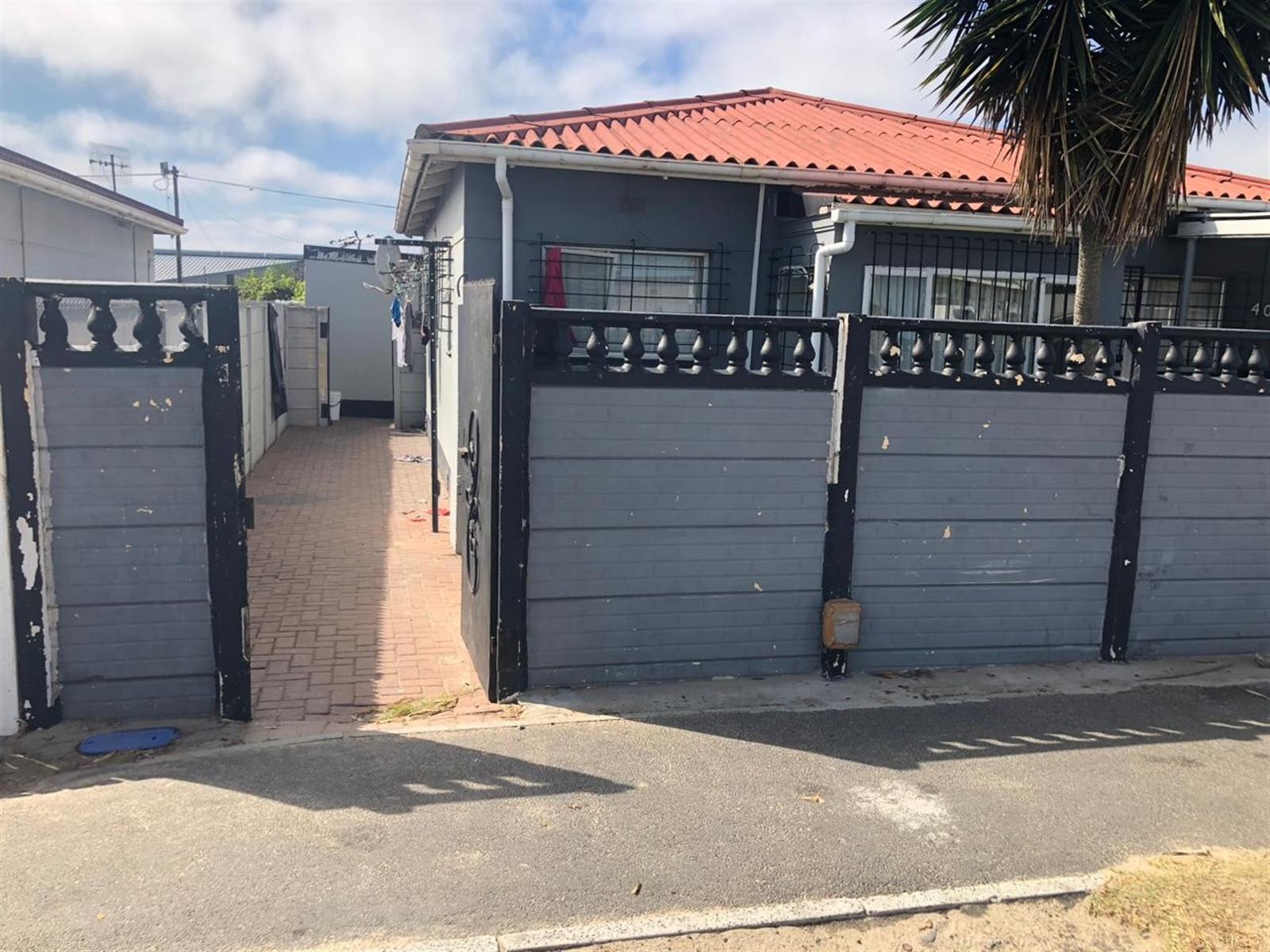 3 bed house with 7 room separate flat in Brooklyn in Milnerton