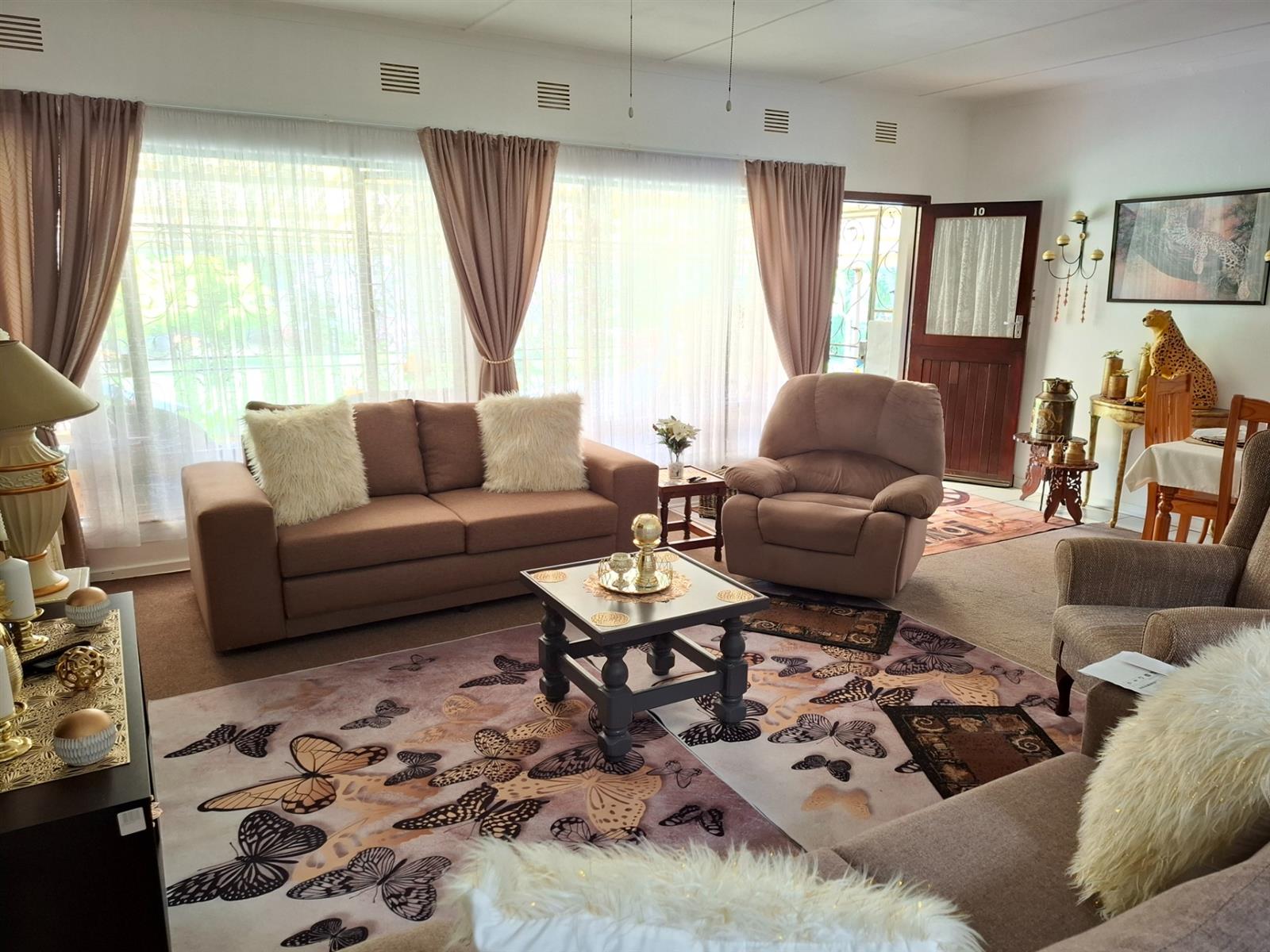 Super spacious townhouse in Uvongo