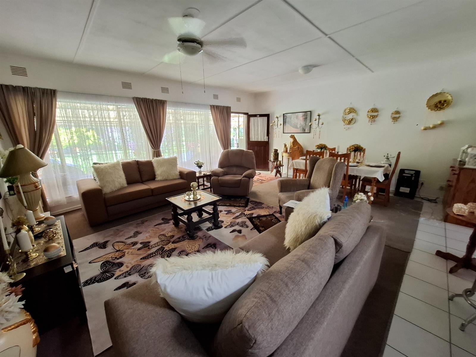 Super spacious townhouse in Uvongo