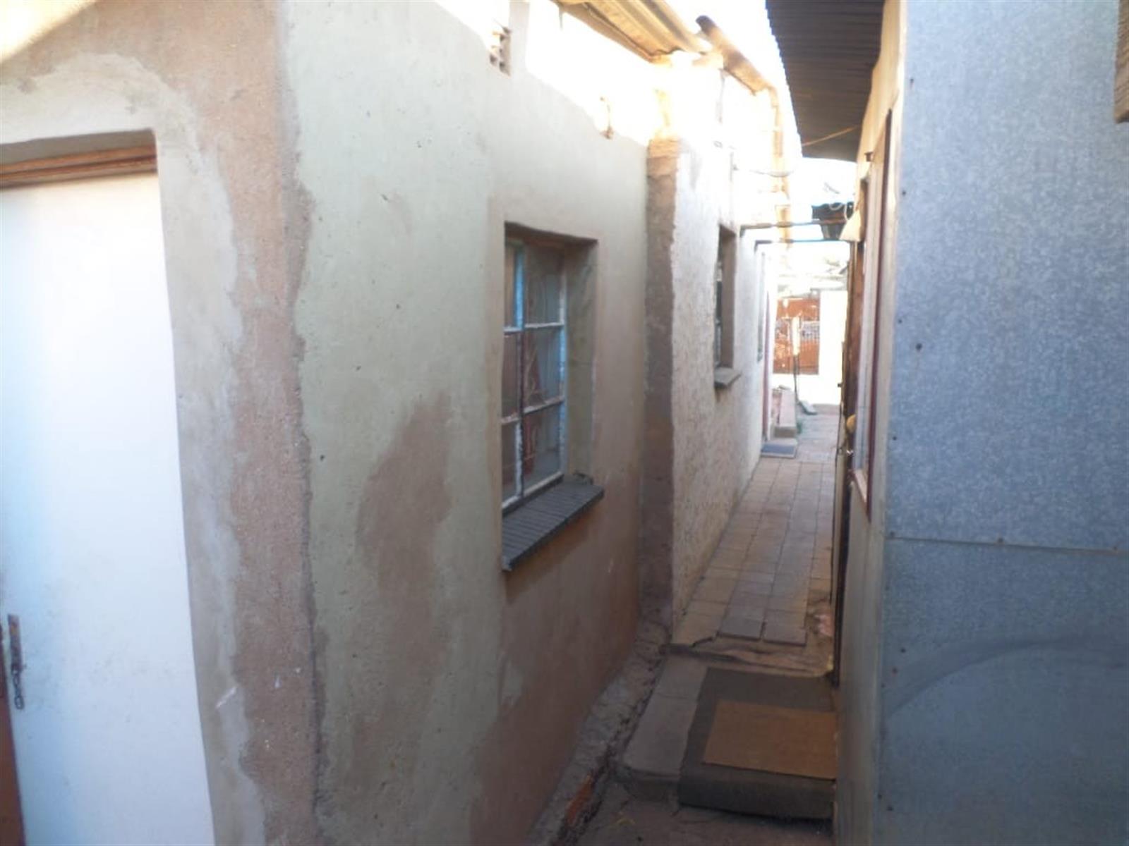 Three Room House For Sale in Meadowlands West R450 000.00