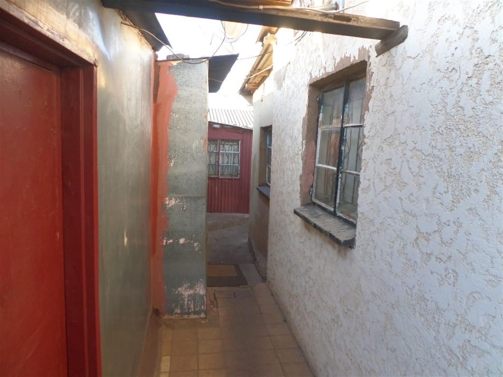 Three Room House For Sale in Meadowlands West R450 000.00