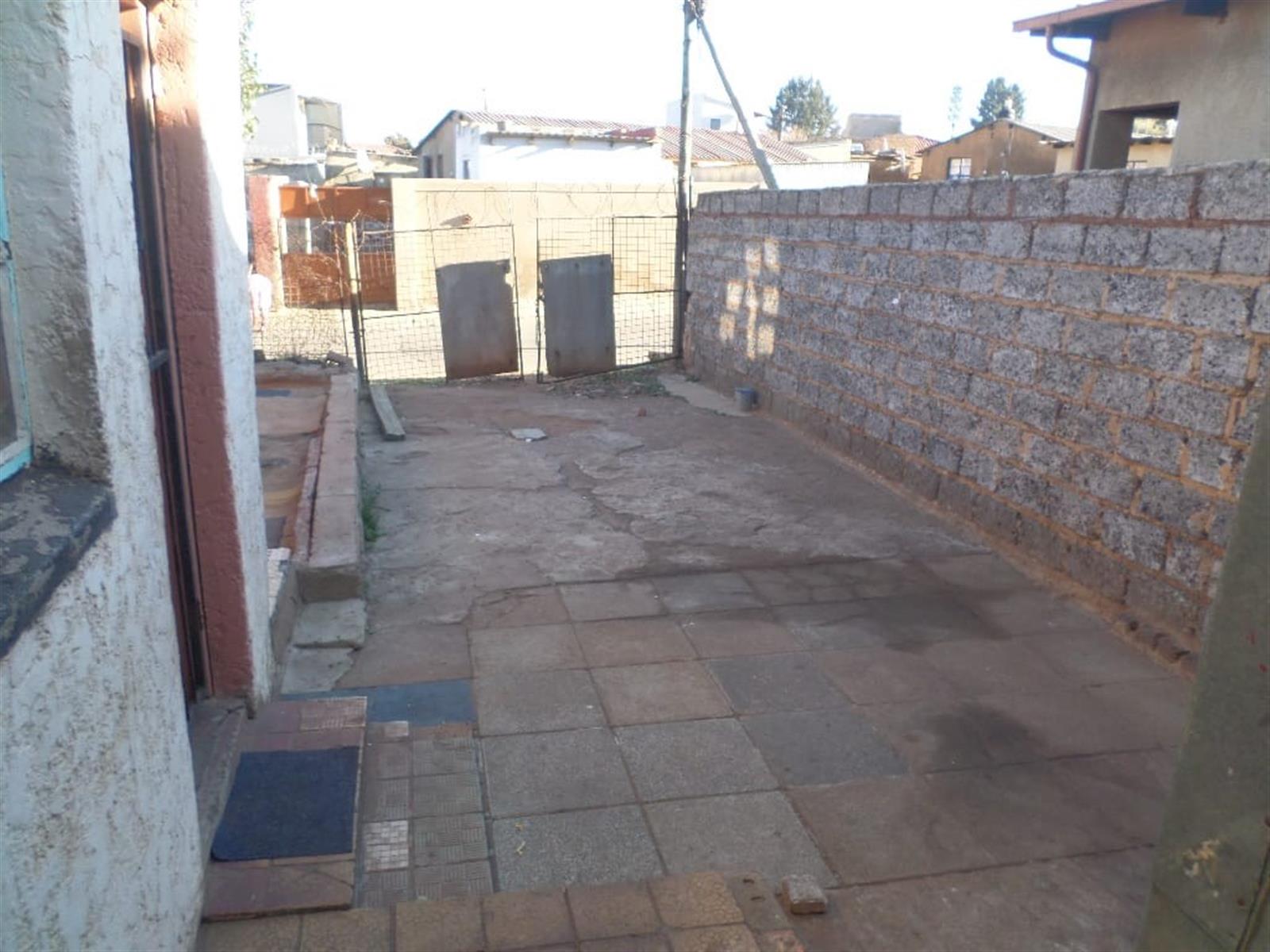 Three Room House For Sale in Meadowlands West R450 000.00
