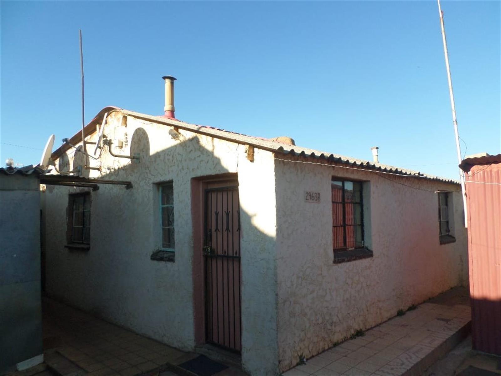 Three Room House For Sale in Meadowlands West R450 000.00