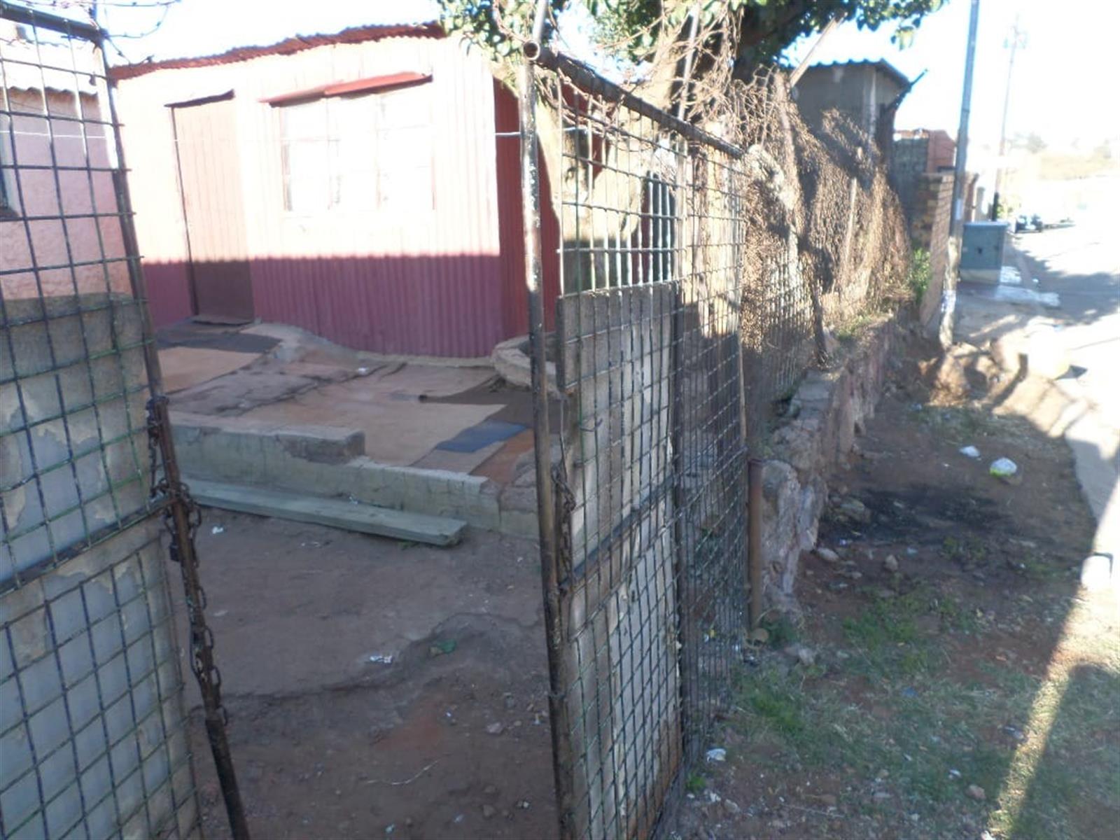 Three Room House For Sale in Meadowlands West R450 000.00