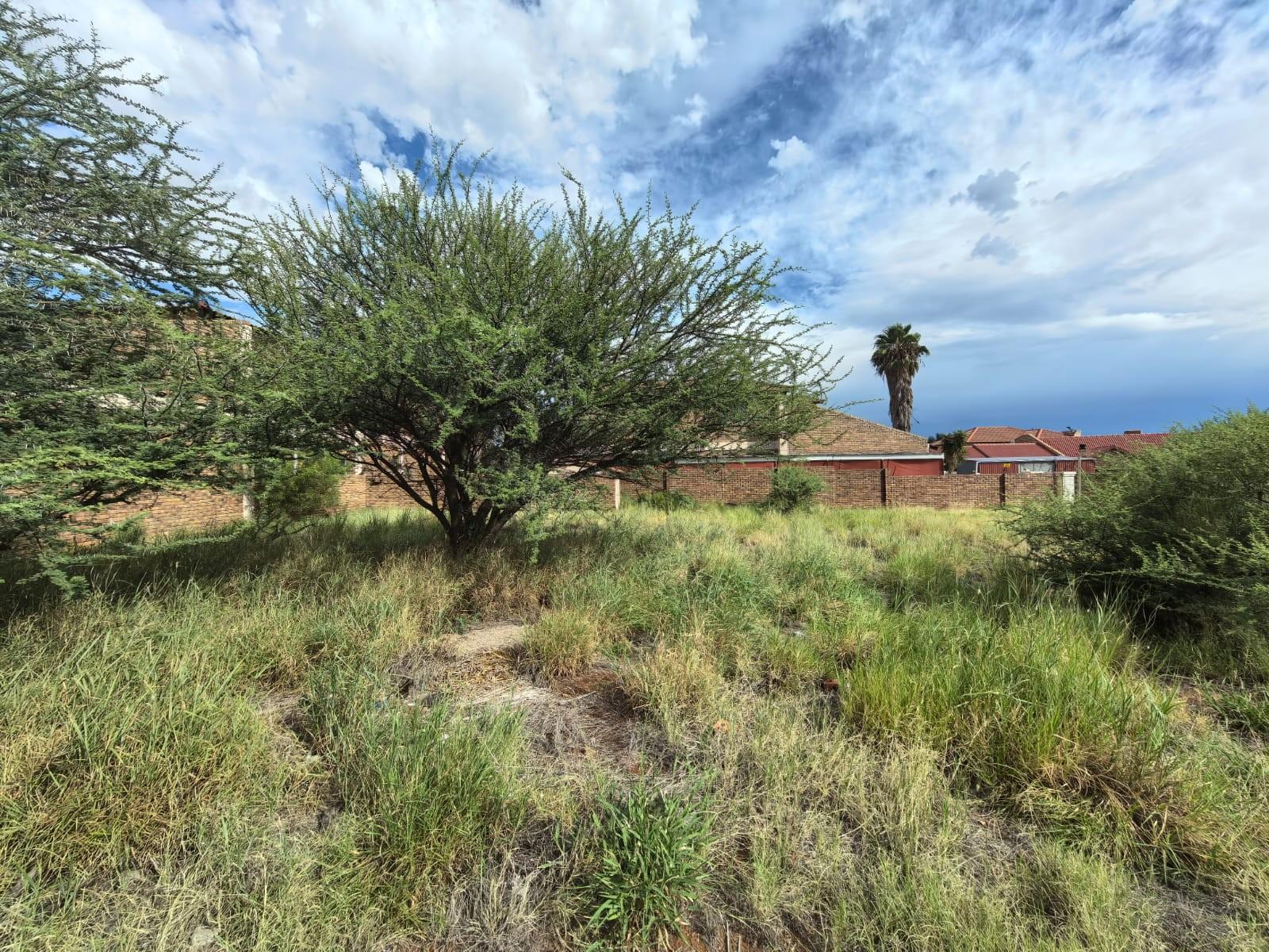 Build Your Vision: Prime VACANT Corner Stand in Desirable Hillcrest