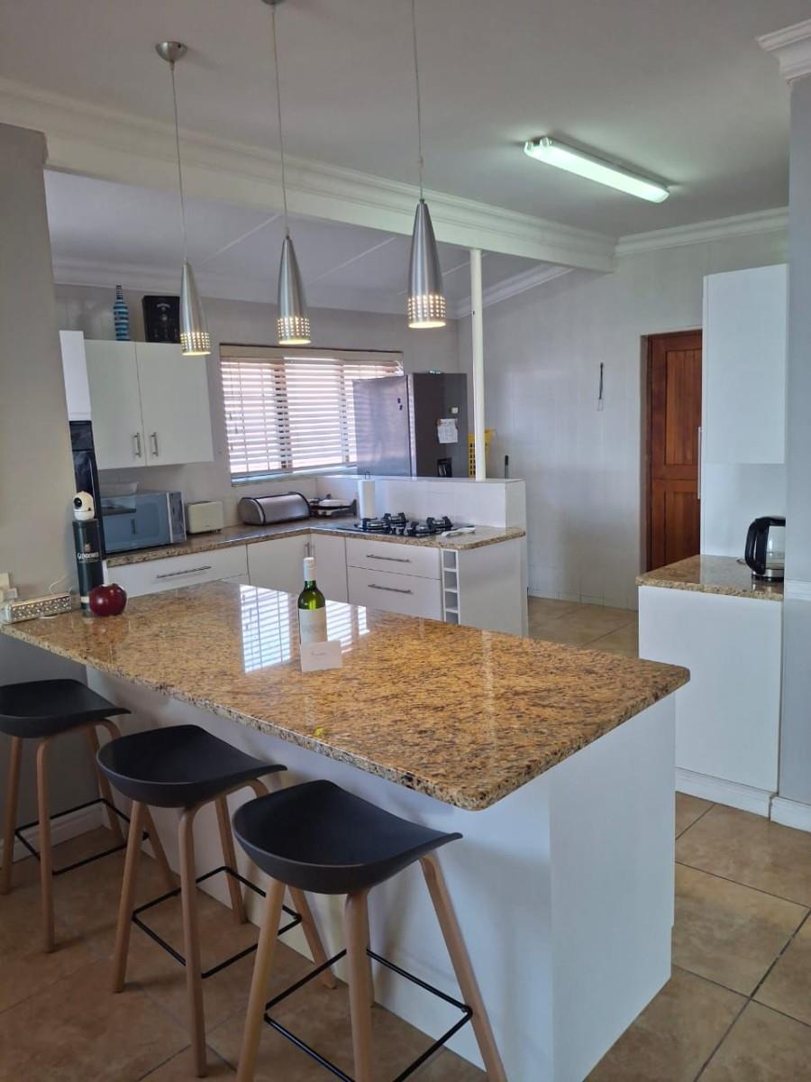 Luxury Holiday Coastal Escape - 3 En‑Suite Bedrooms, Jacuzzi, Gym, Bar - Sleeps 8