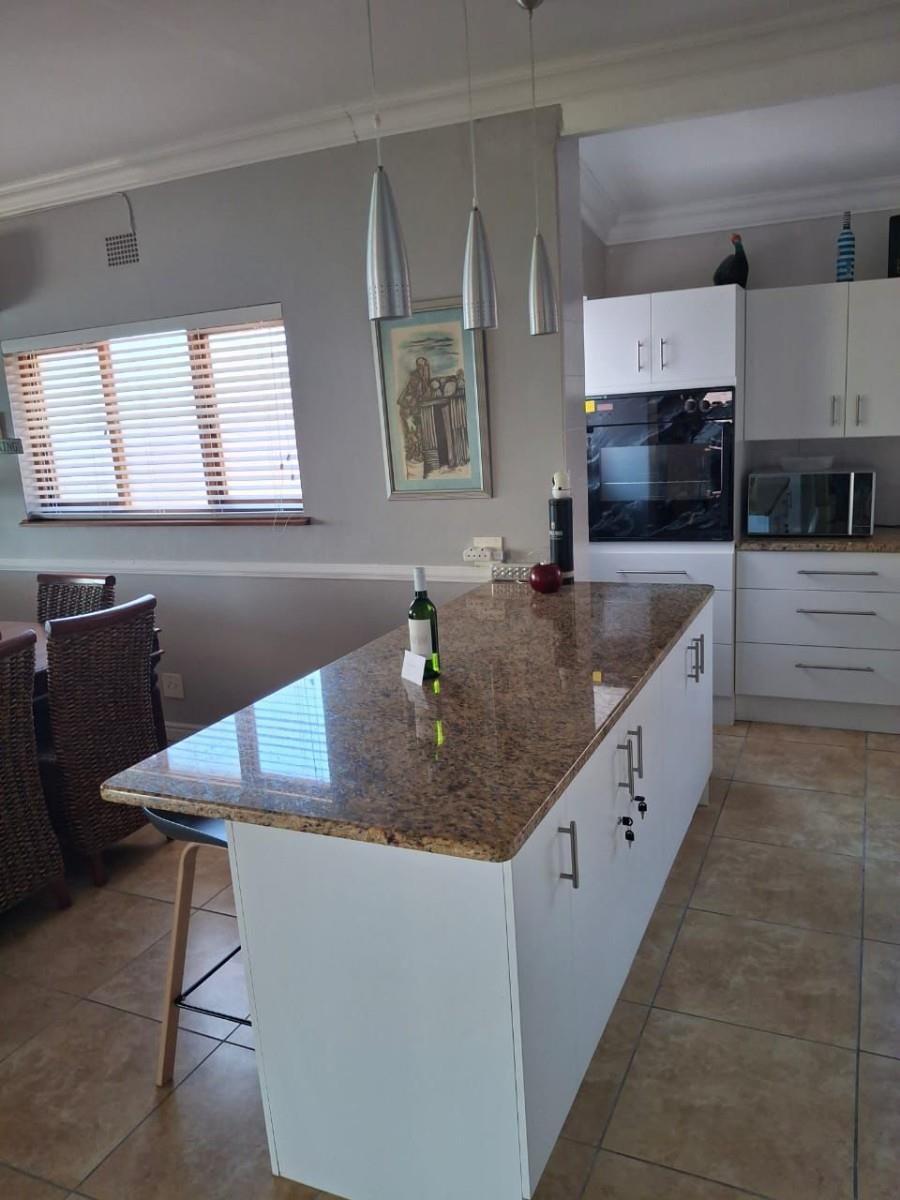Luxury Holiday Coastal Escape - 3 En‑Suite Bedrooms, Jacuzzi, Gym, Bar - Sleeps 8
