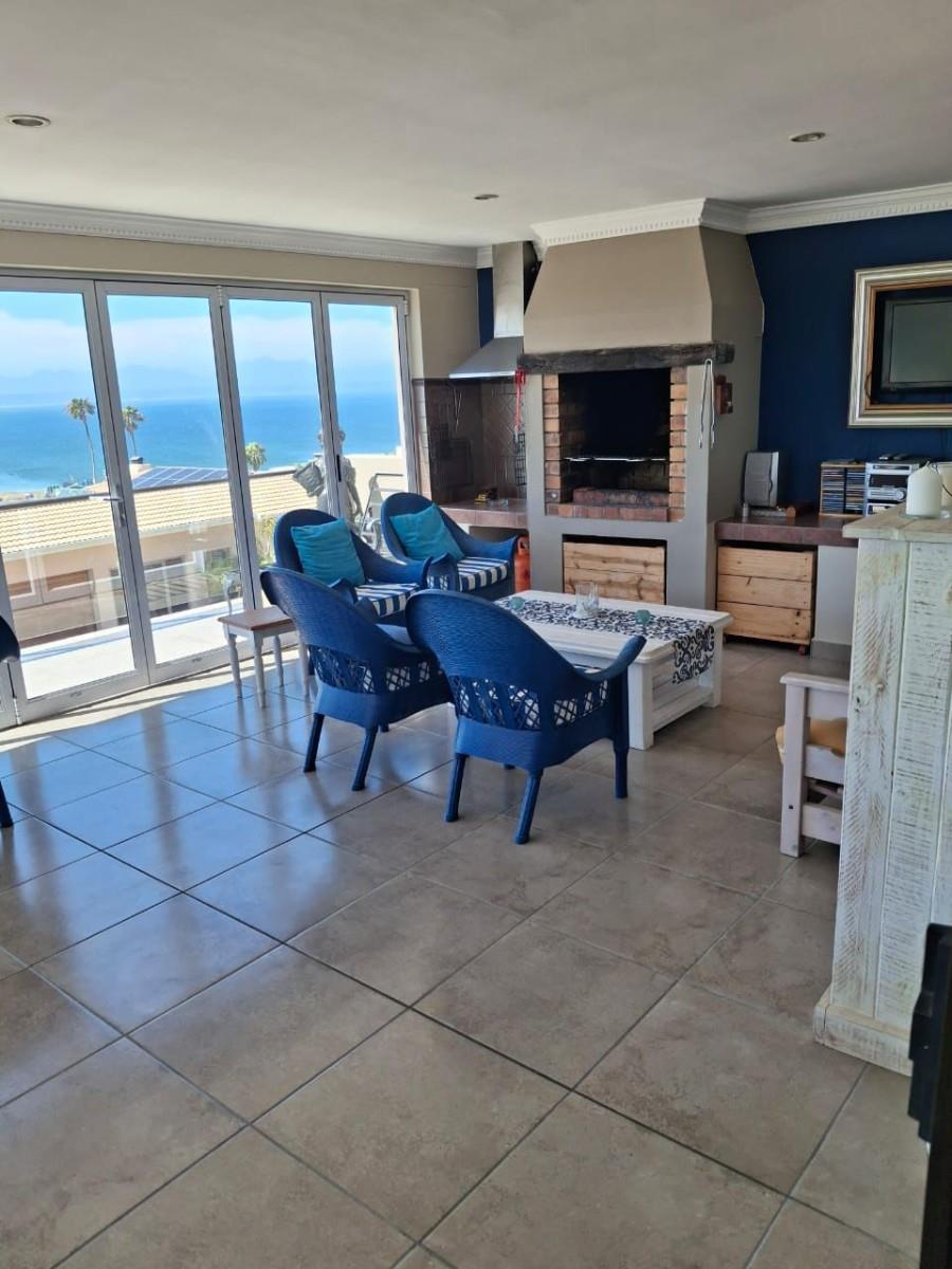 Luxury Holiday Coastal Escape - 3 En‑Suite Bedrooms, Jacuzzi, Gym, Bar - Sleeps 8