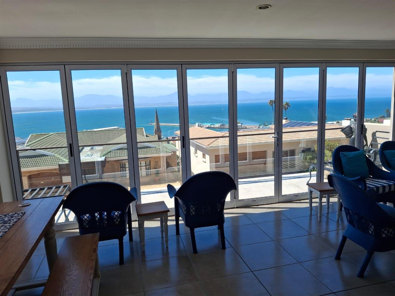 Luxury Holiday Coastal Escape - 3 En‑Suite Bedrooms, Jacuzzi, Gym, Bar - Sleeps 8