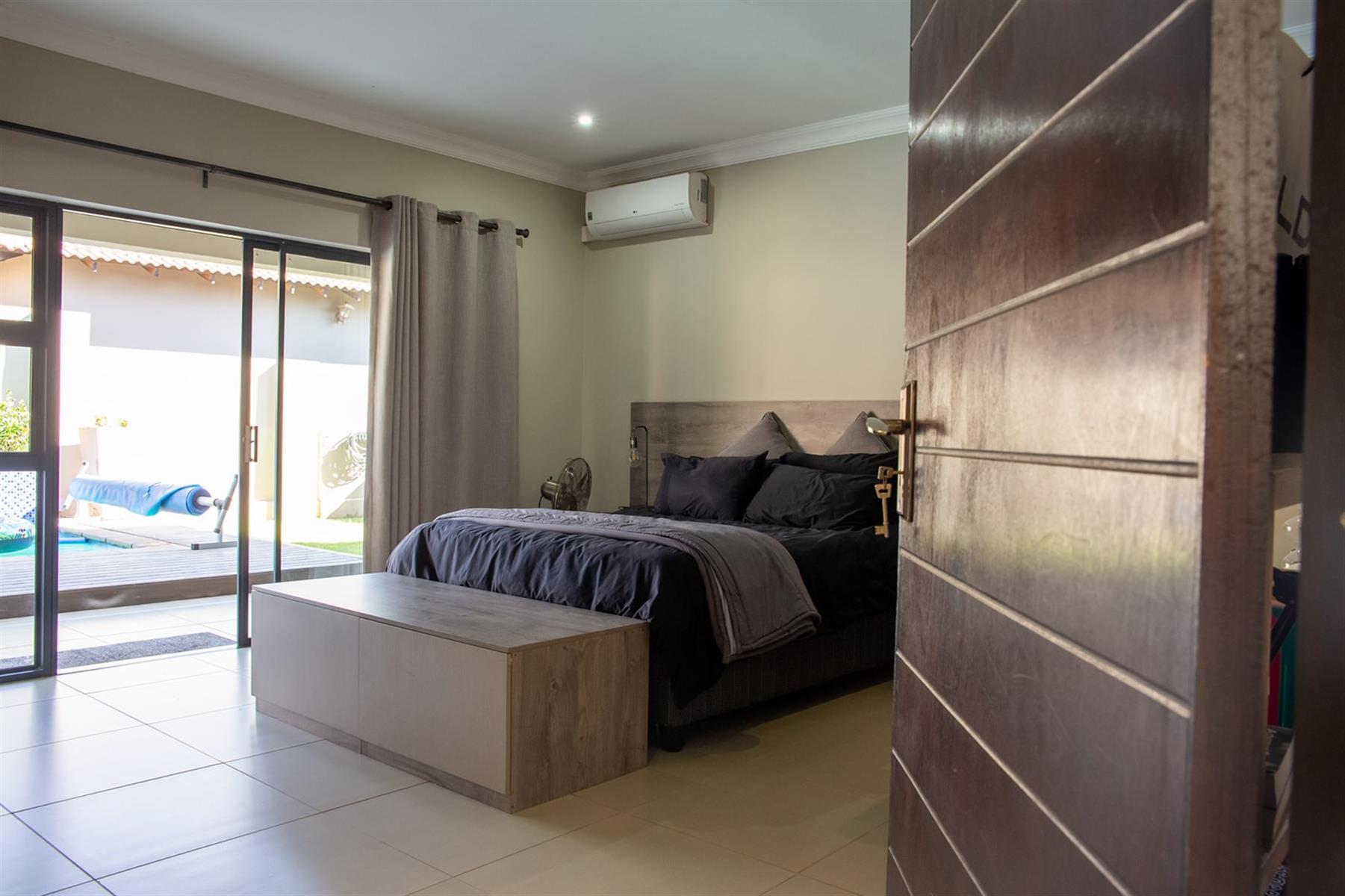 Modern Living in Prestigious Silverwoods Country Estate