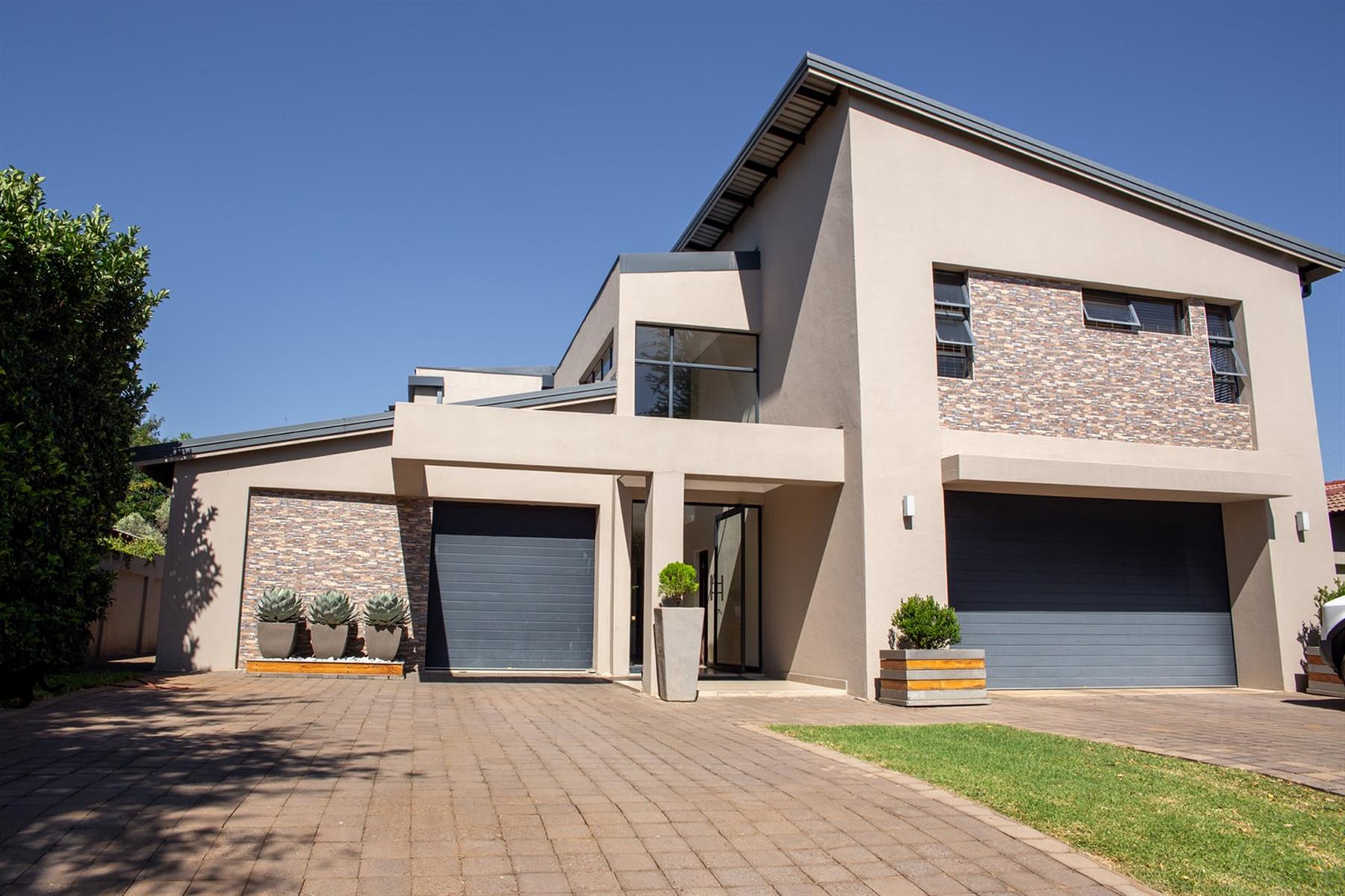 Modern Living in Prestigious Silverwoods Country Estate