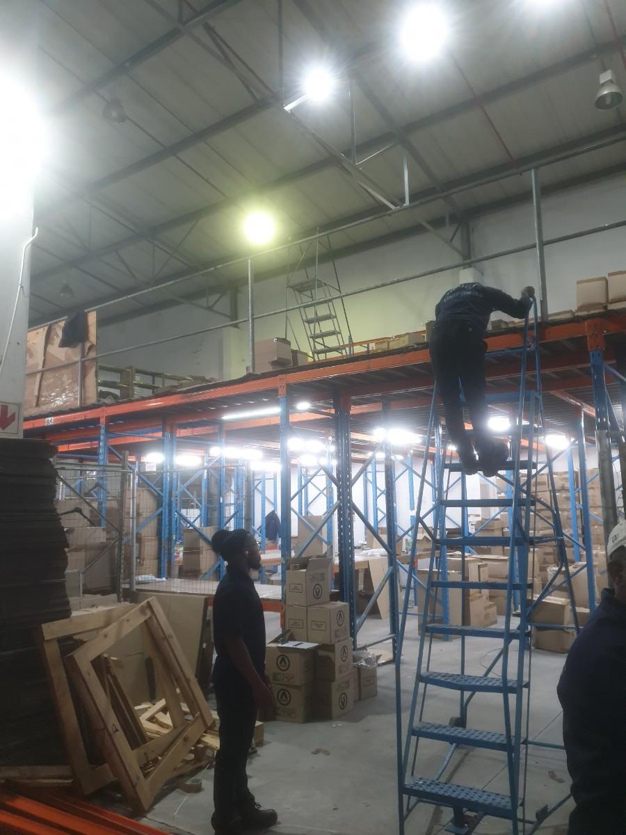 Warehouse to let in Riverhorse in secure park close to N2