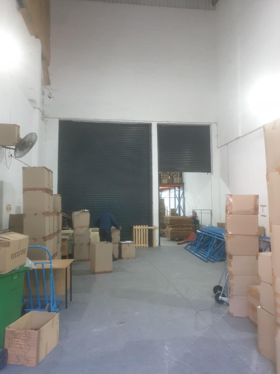 Warehouse to let in Riverhorse in secure park close to N2