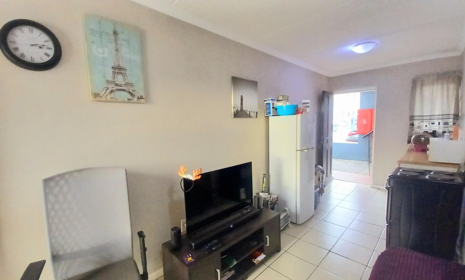 Apartment For Sale in Maitland, Cape Town