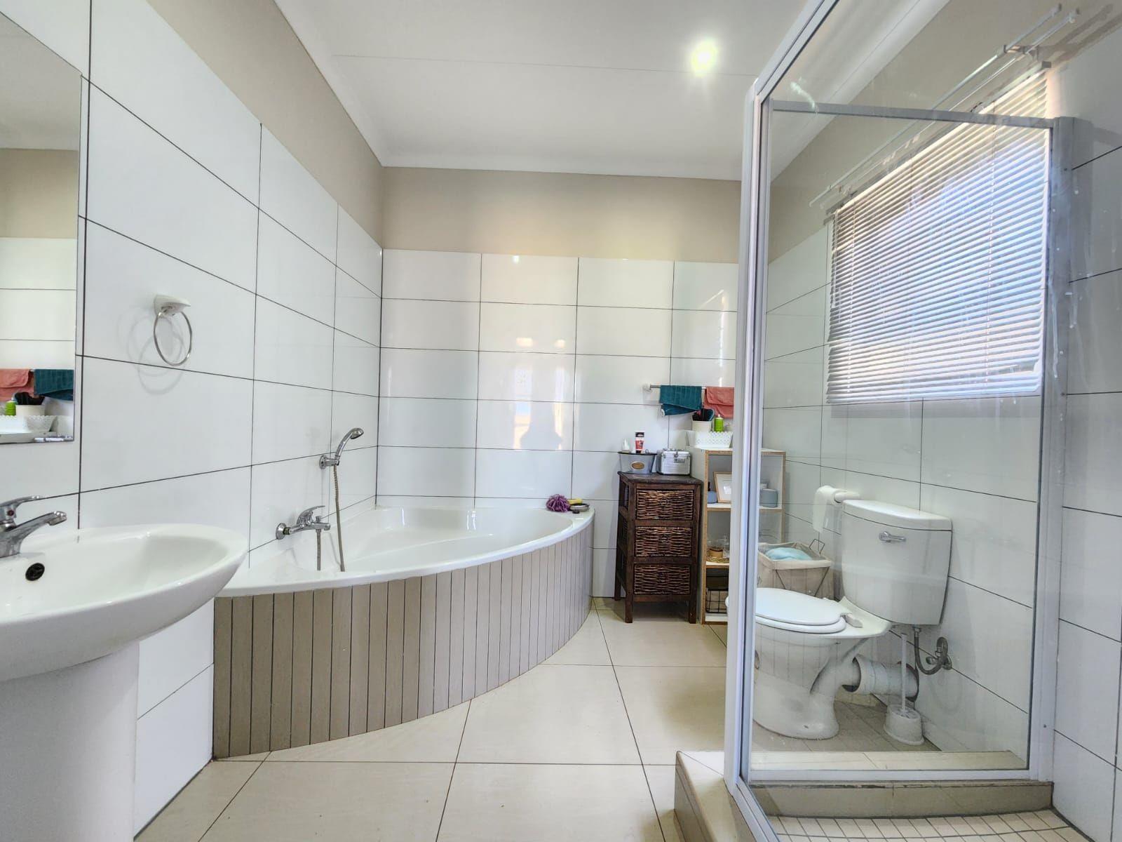 Modern Elegance in Crawford Estate: The Perfect Place to Start