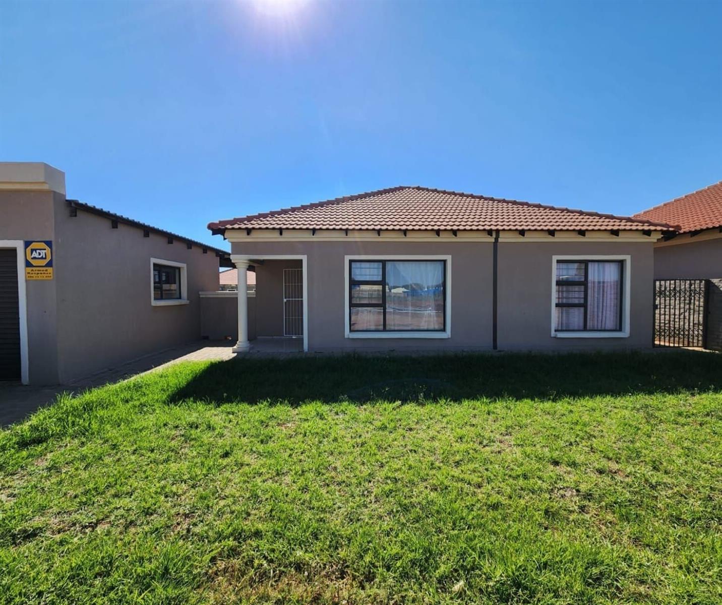 Modern Elegance in Crawford Estate: The Perfect Place to Start