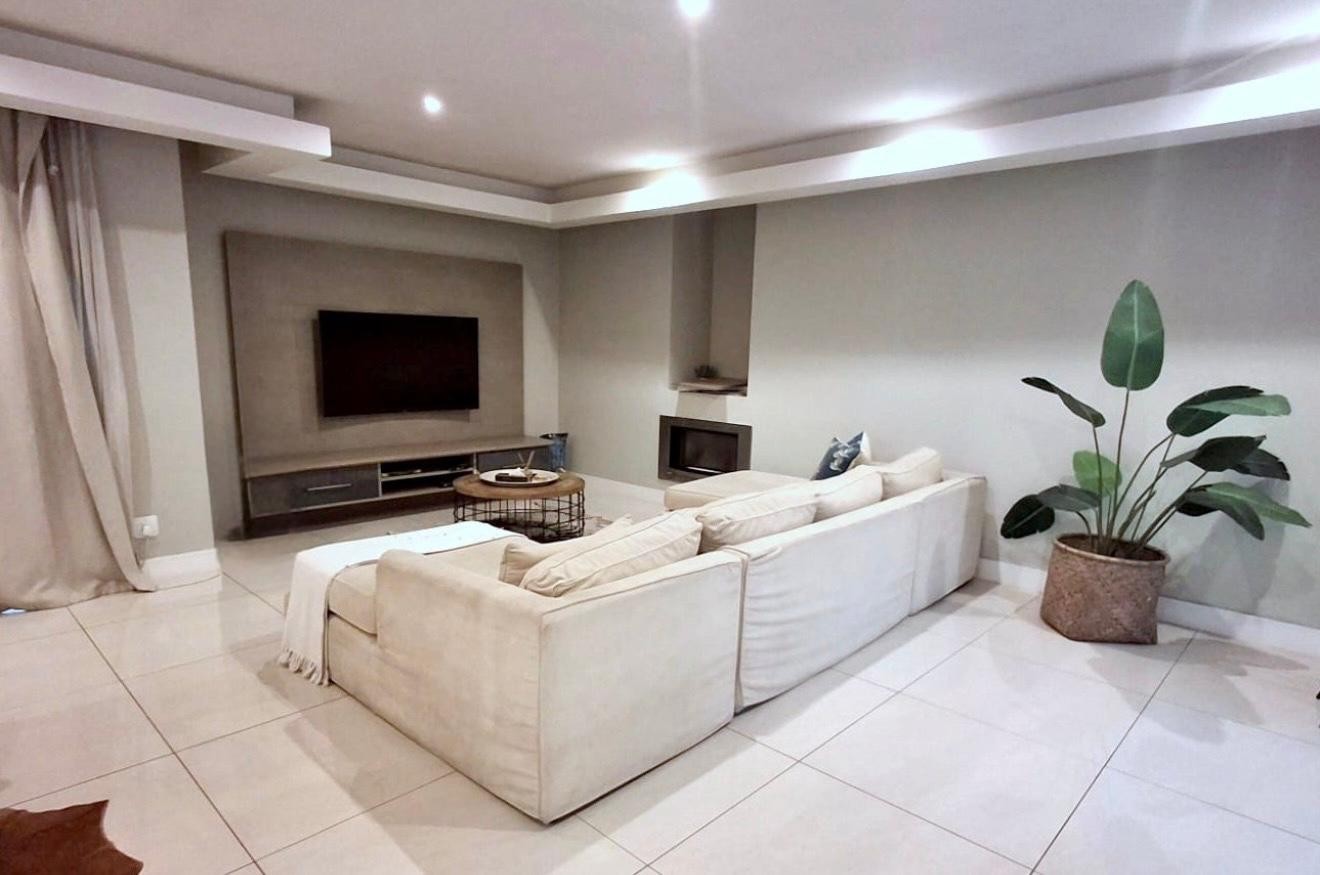 CONTEMPORARY LIVING IN THE HEART OF BEAUTIFUL BEDFORDVIEW 4