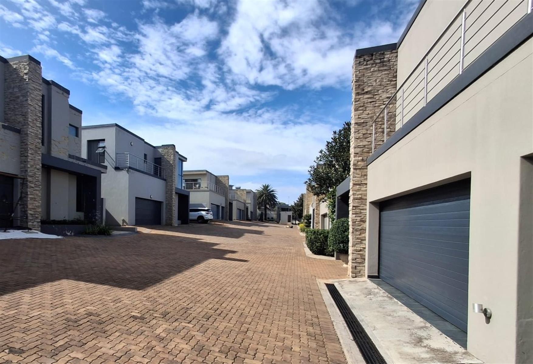 Cluster for sale in Bedfordview, 559 m²