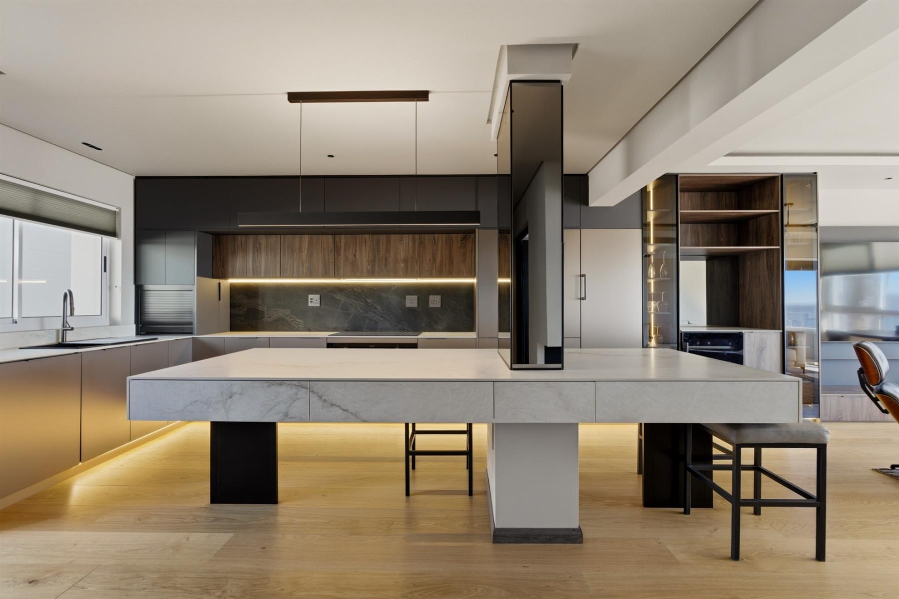 Stylish 2 Bed | 2 Bath | 2 Parking / Sea Point