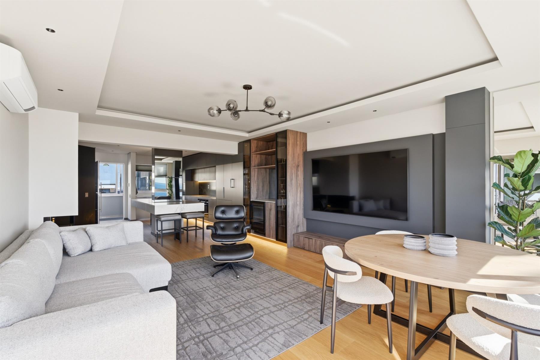 Stylish 2 Bed | 2 Bath | 2 Parking / Sea Point