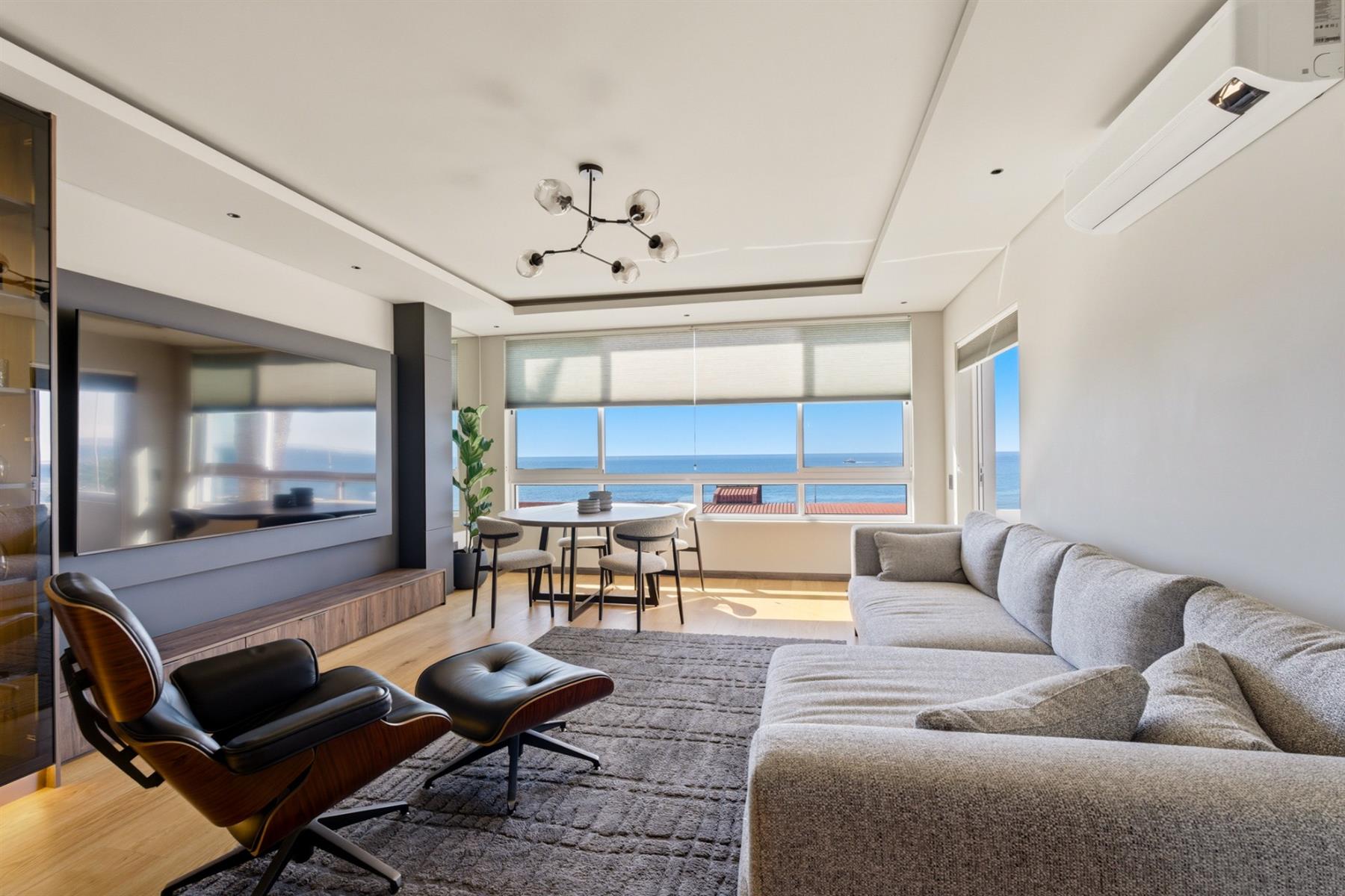 Stylish 2 Bed | 2 Bath | 2 Parking / Sea Point
