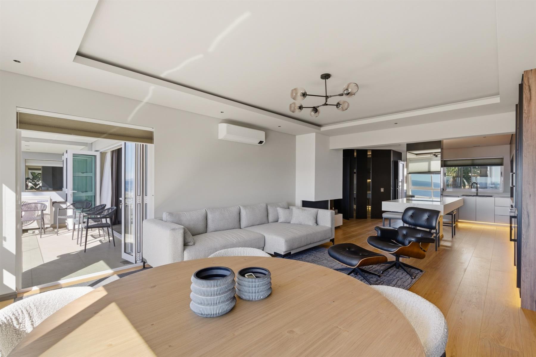 Stylish 2 Bed | 2 Bath | 2 Parking / Sea Point