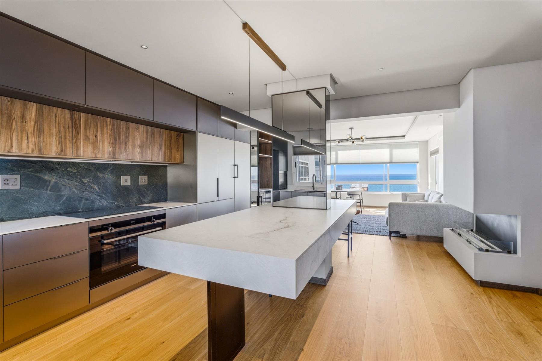 Stylish 2 Bed | 2 Bath | 2 Parking / Sea Point