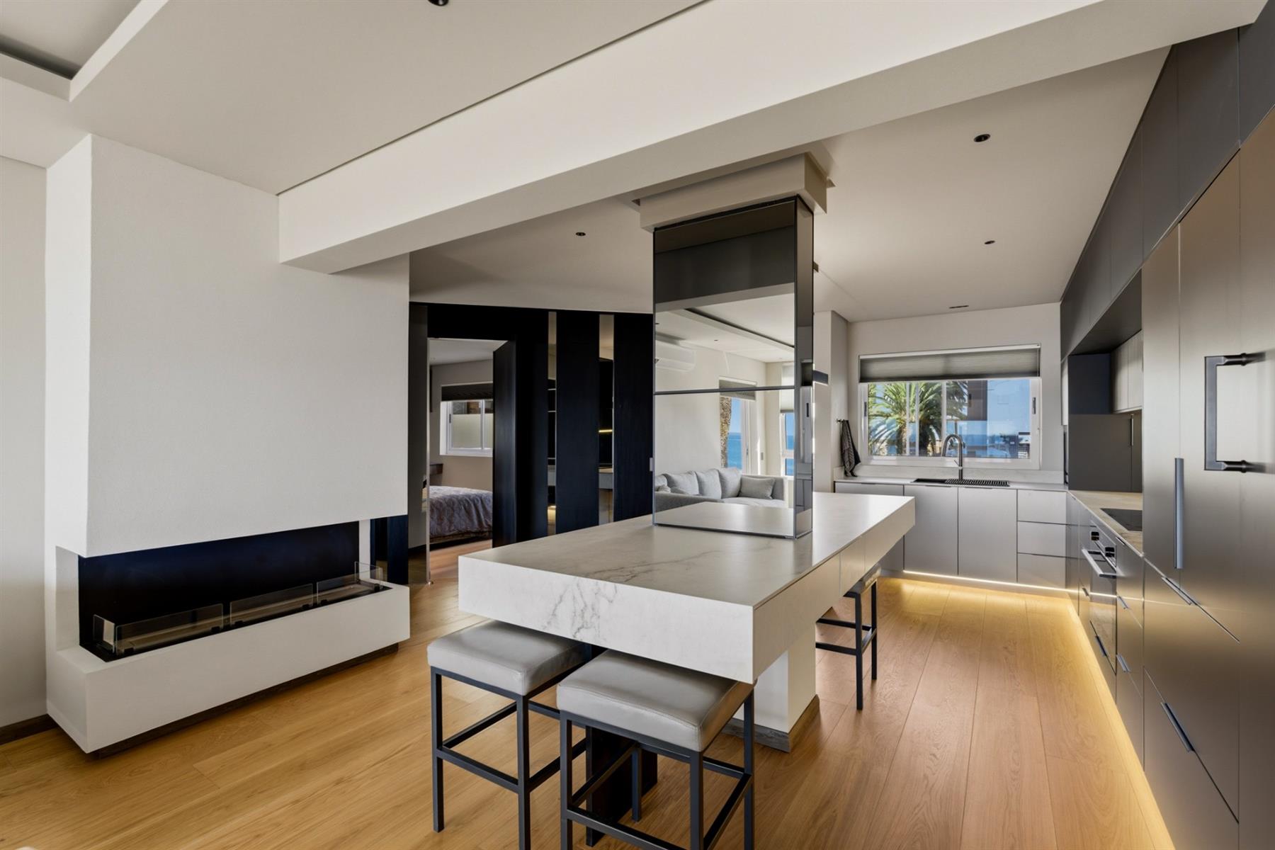 Stylish 2 Bed | 2 Bath | 2 Parking / Sea Point