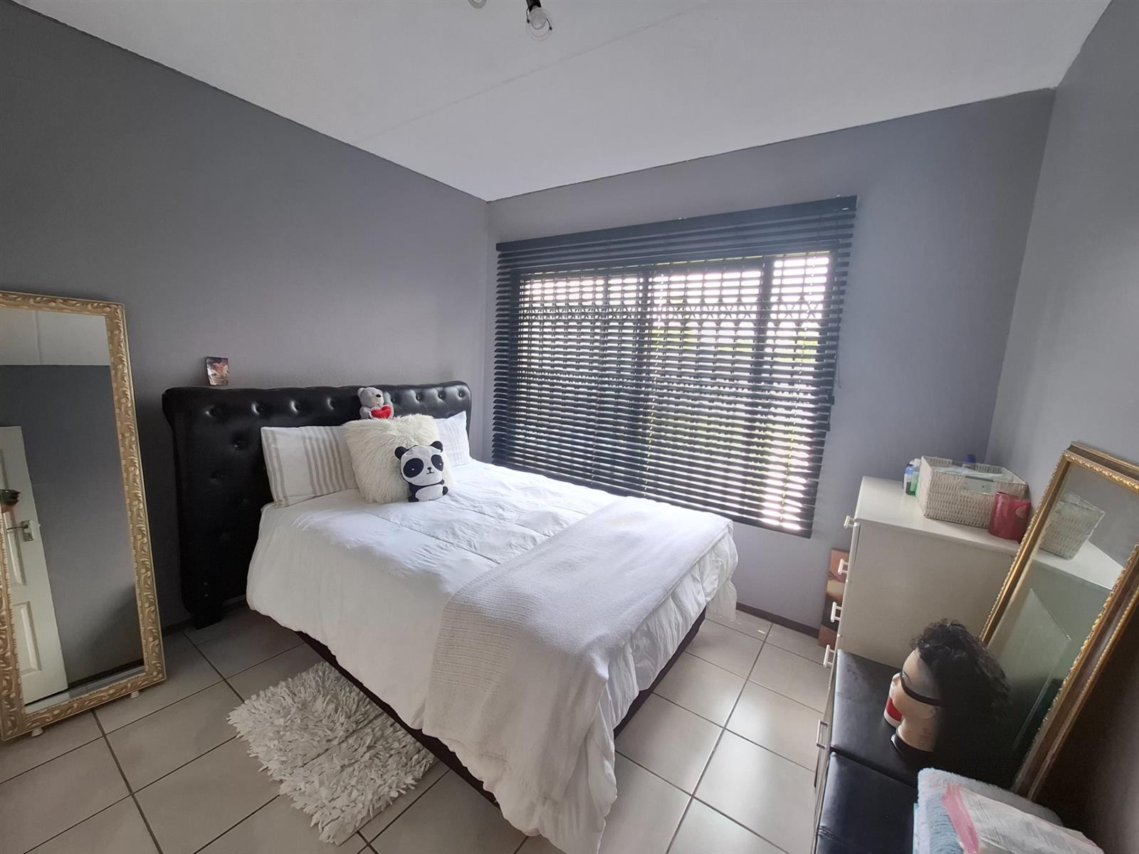 Apartment For Sale in Honeydew Grove, Roodepoort