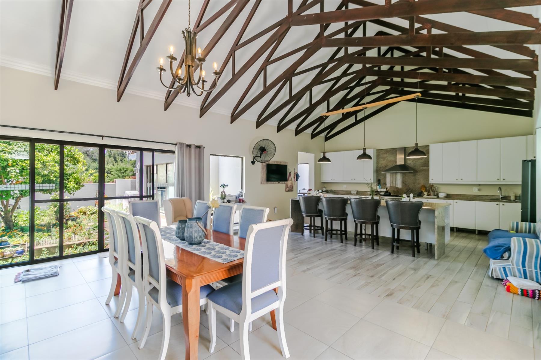 LUXURIOUS 4 BEDROOM HOUSE