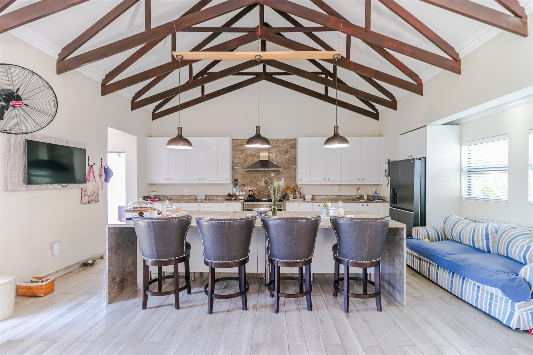 LUXURIOUS 4 BEDROOM HOUSE
