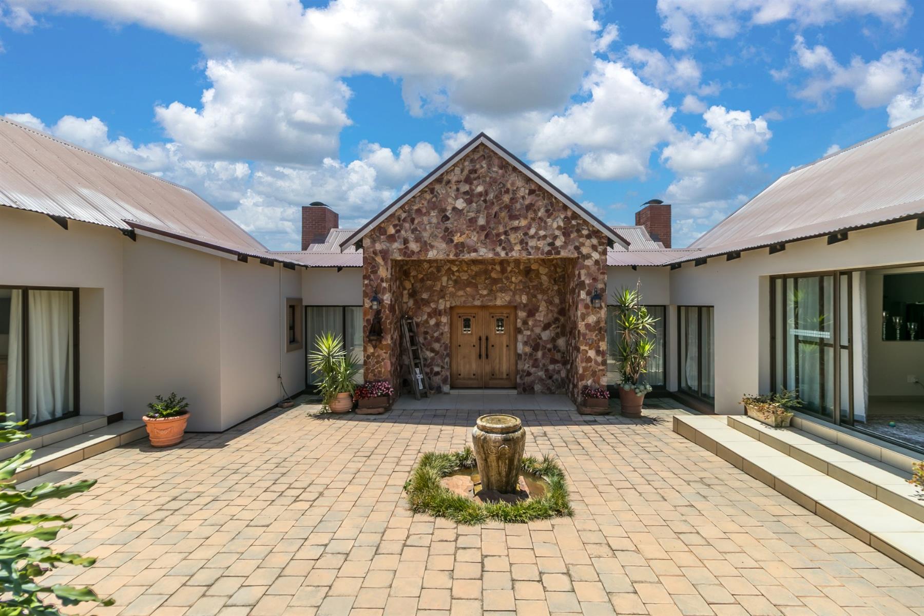LUXURIOUS 4 BEDROOM HOUSE