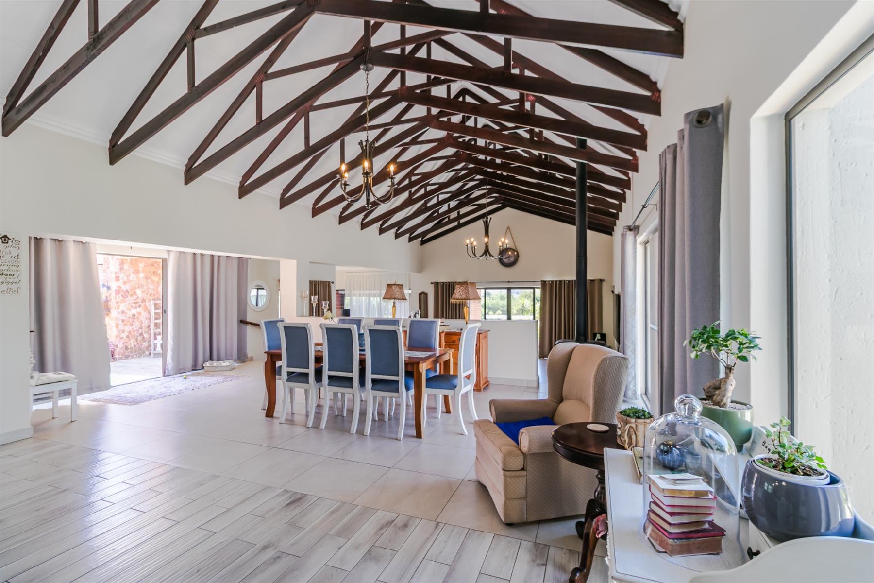 LUXURIOUS 4 BEDROOM HOUSE