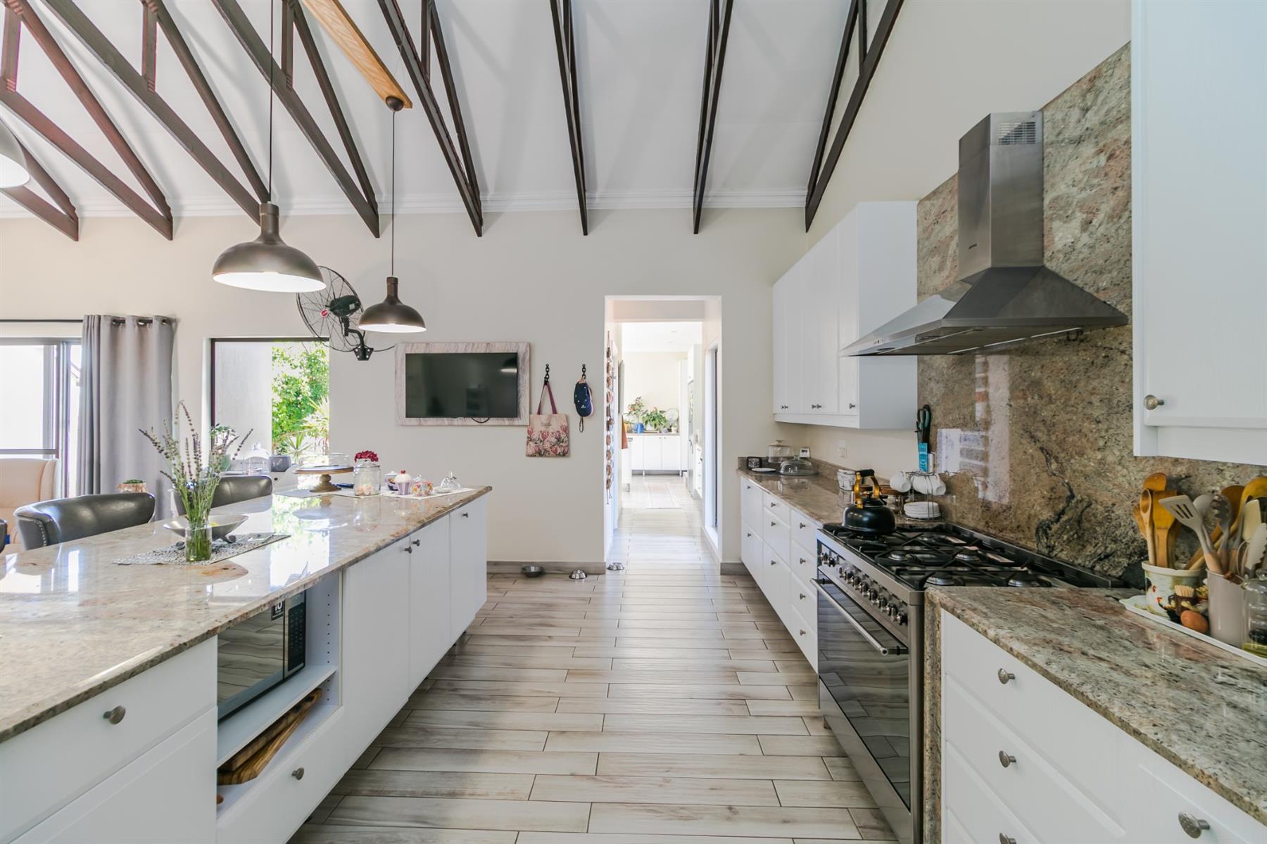 LUXURIOUS 4 BEDROOM HOUSE