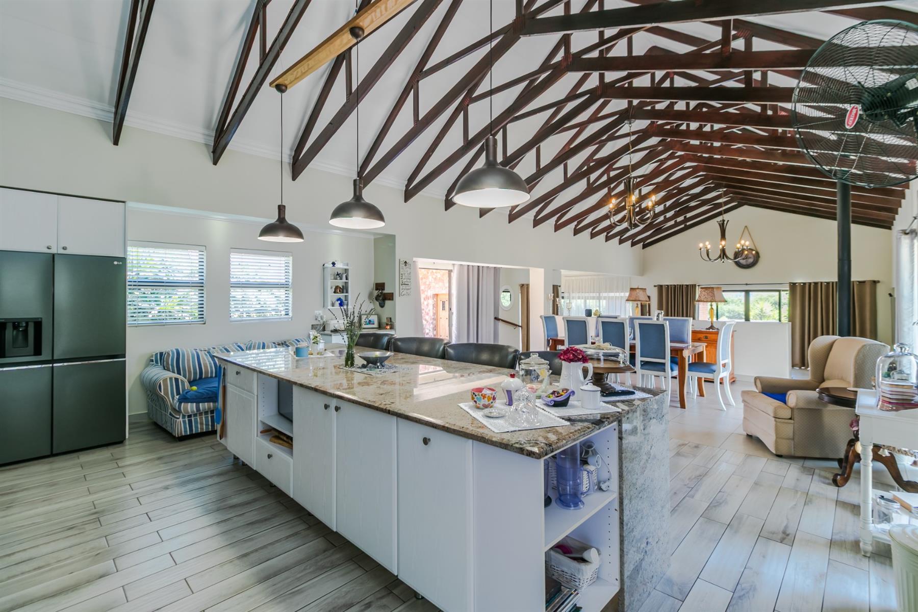 LUXURIOUS 4 BEDROOM HOUSE