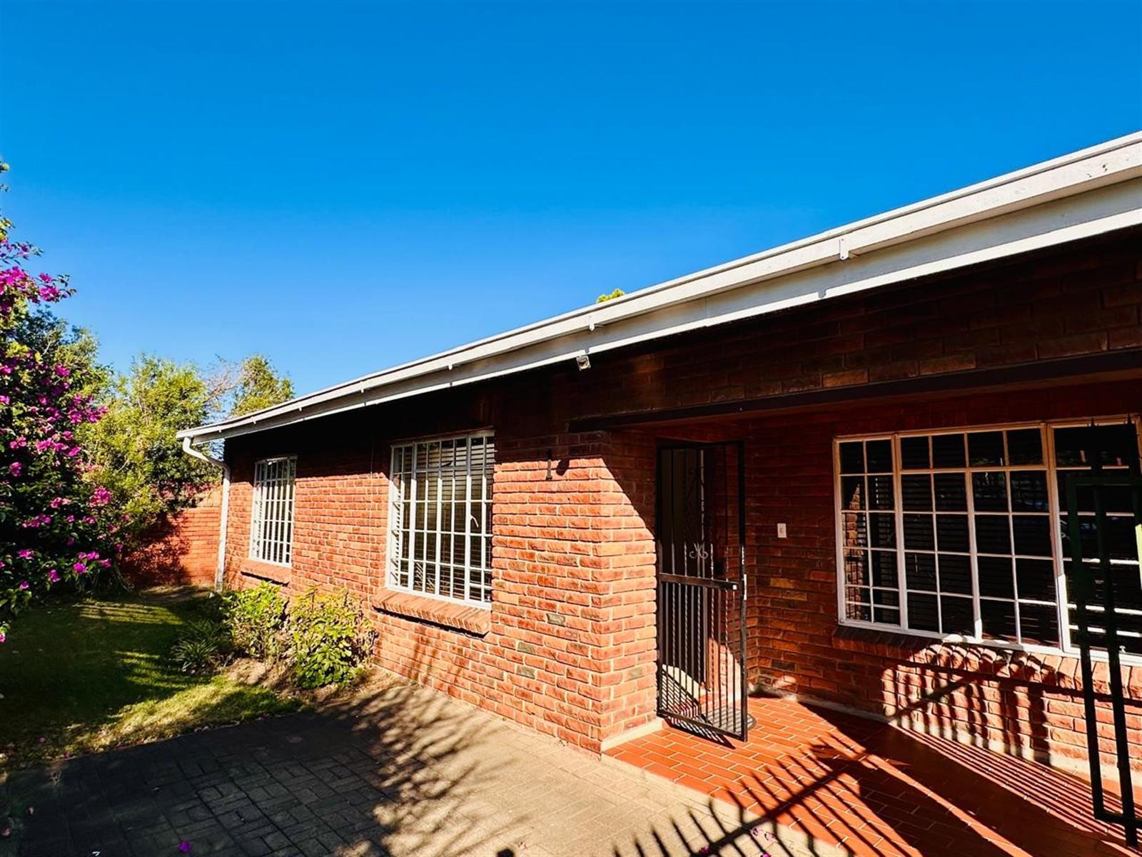 Modern 3-Bedroom Unit in Secure Central Complex with Private Garden