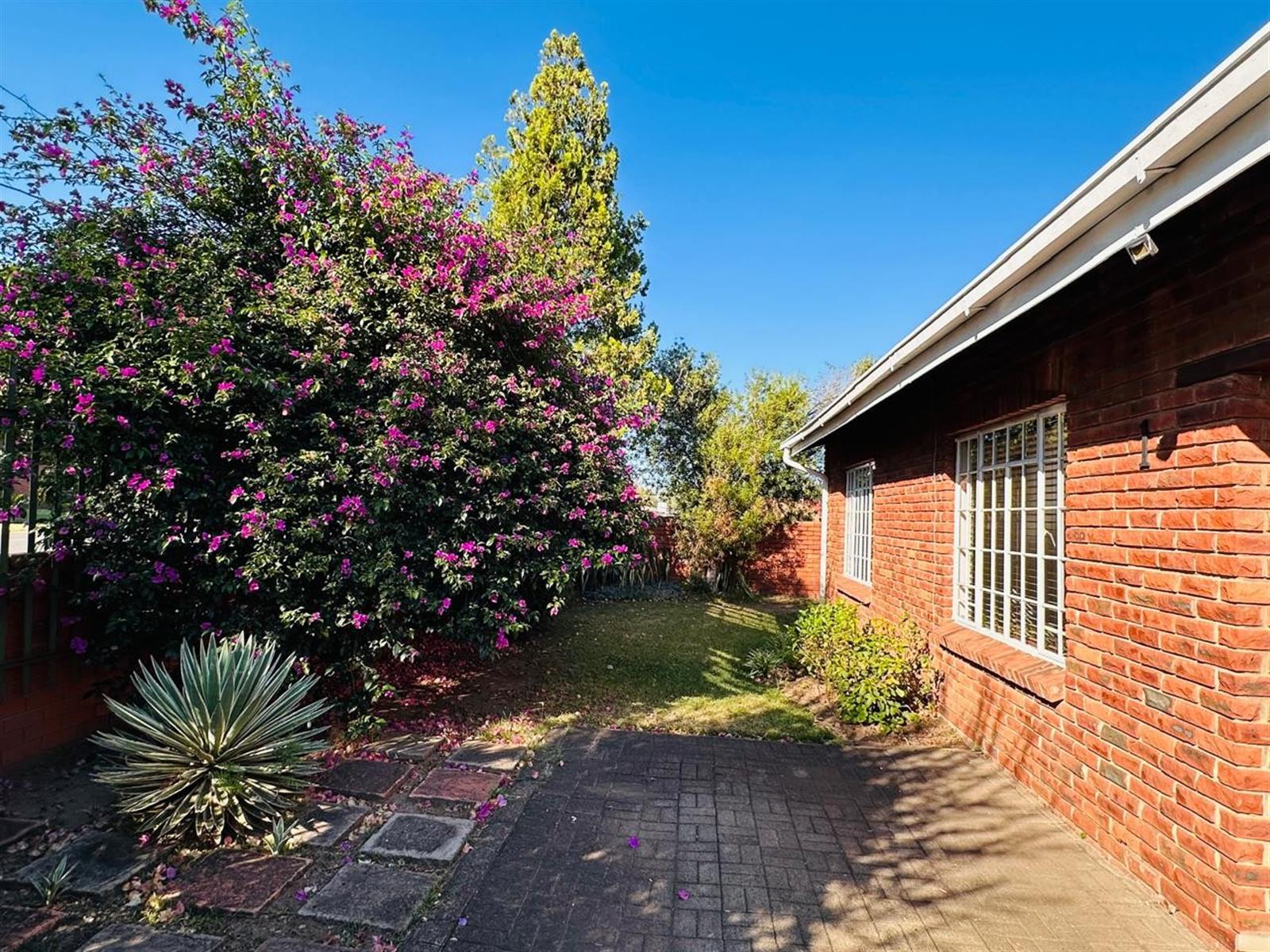 Modern 3-Bedroom Unit in Secure Central Complex with Private Garden