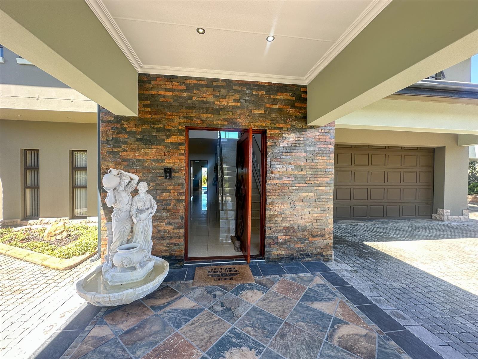 Spacious Panoramic Perfection Pairing Pristine Oceans with Majestic Outeniqua Peaks