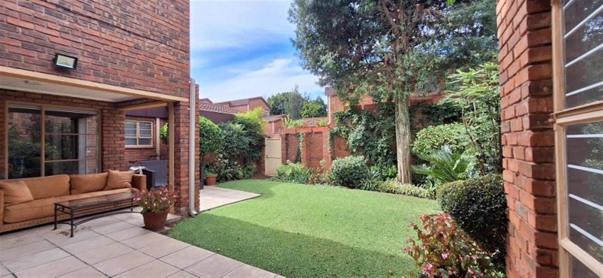 Beautiful 2 bed 2 bath townhouse in sought after Sandton Central