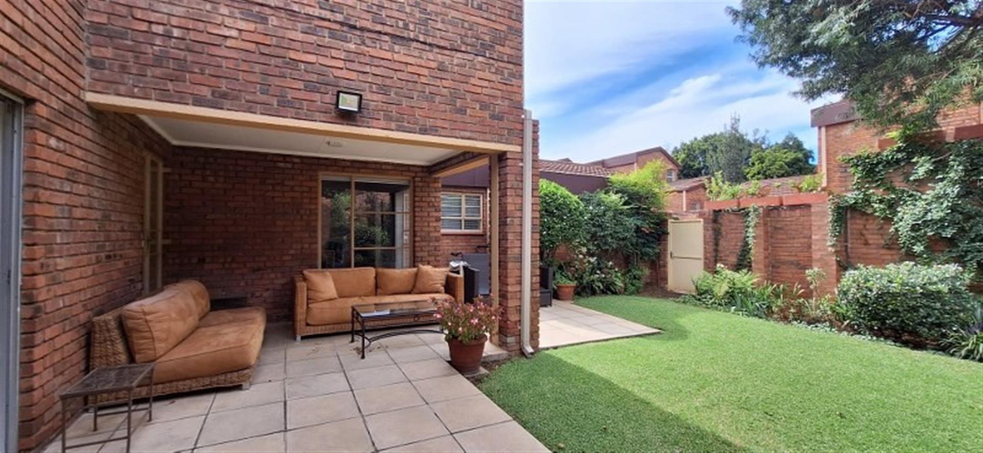 Beautiful 2 bed 2 bath townhouse in sought after Sandton Central
