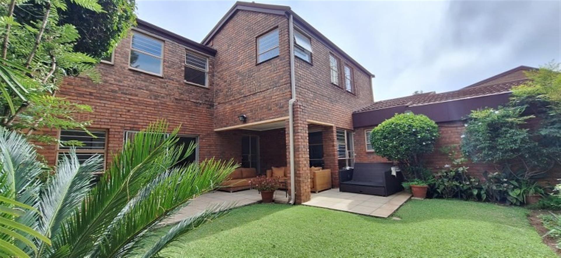 Beautiful 2 bed 2 bath townhouse in sought after Sandton Central
