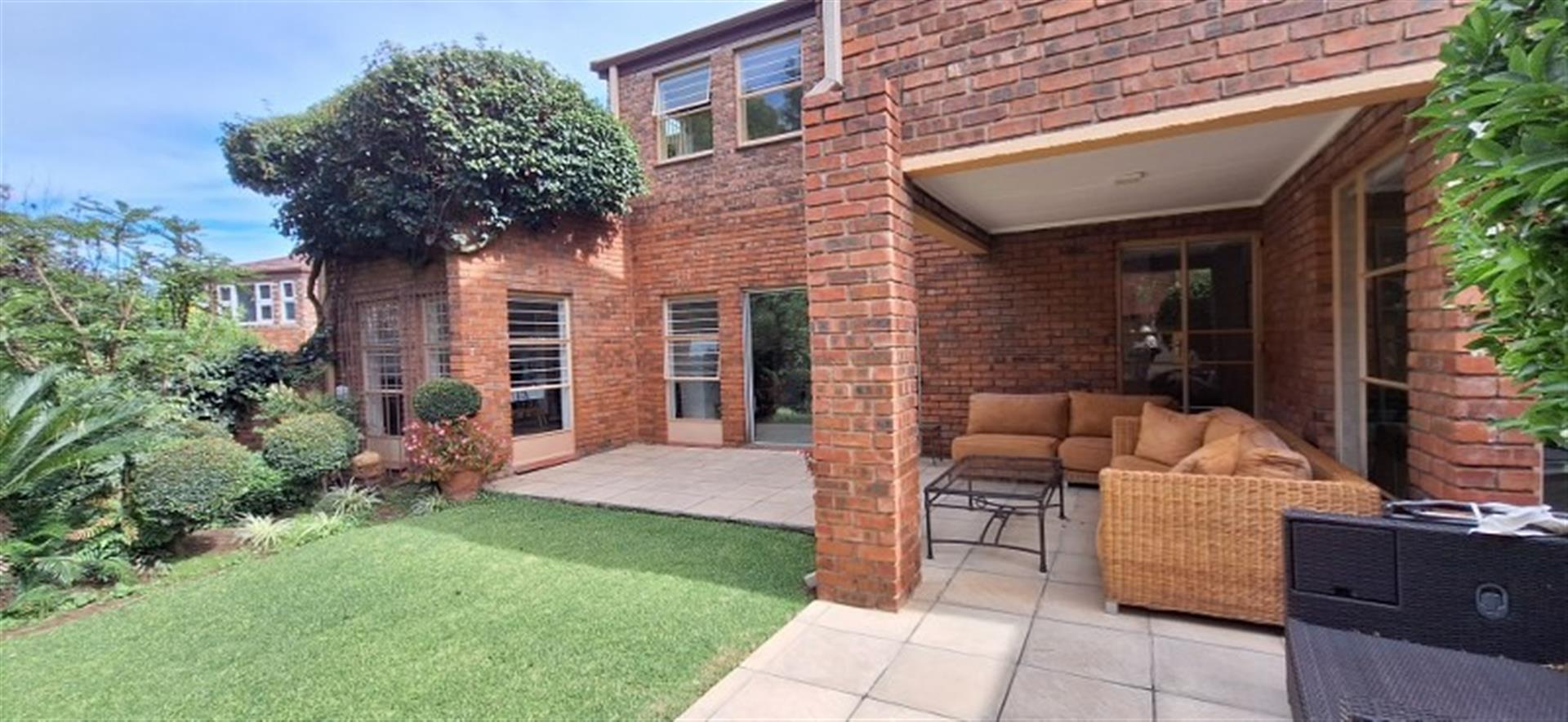 Beautiful 2 bed 2 bath townhouse in sought after Sandton Central