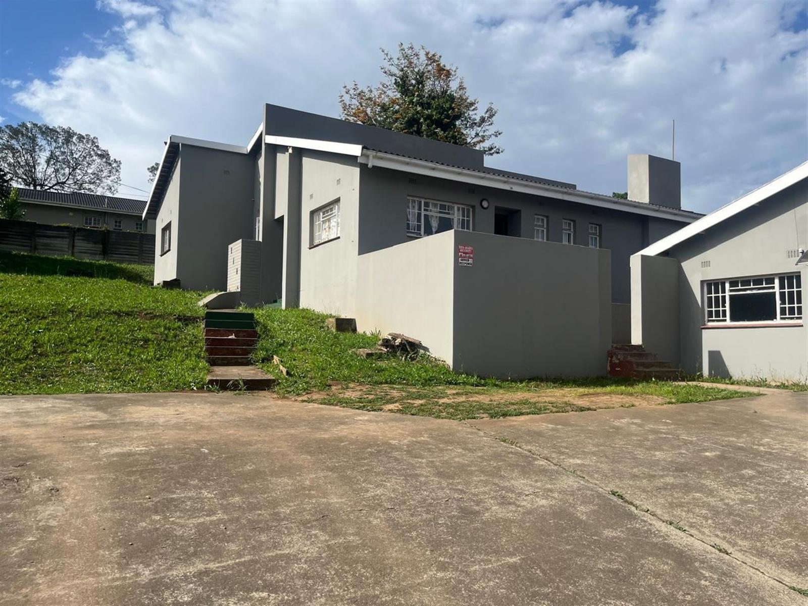 Spacious home with separate outside building on 1 160 sqm